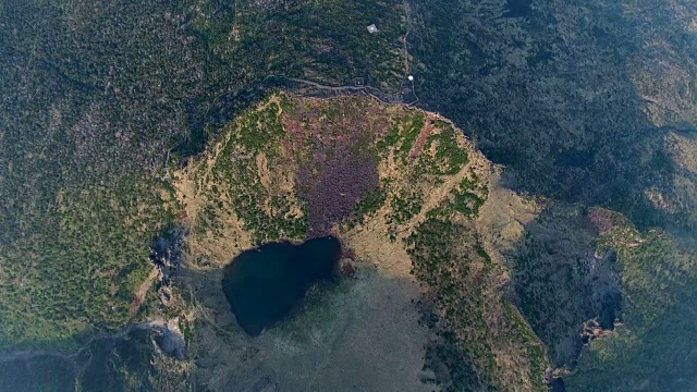 直接俯瞰Baengnokdam(火山口湖)在Hallasan山顶视频素材