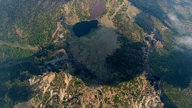 直接俯瞰Baengnokdam(火山口湖)在Hallasan山顶视频素材