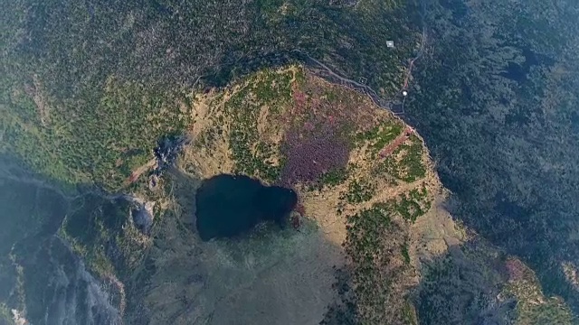 直接俯瞰Baengnokdam(火山口湖)在Hallasan山顶视频素材