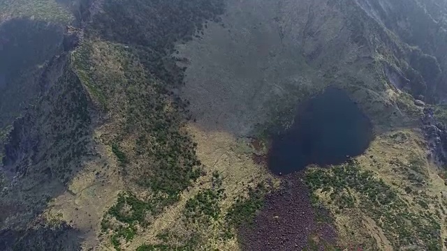 直接俯瞰Baengnokdam(火山口湖)在Hallasan山顶视频素材