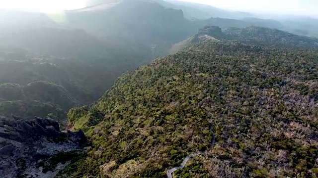 鸟瞰图Baengnokdam(火山口湖)在Hallasan山顶视频素材