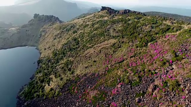 春季Hallasan山顶Baengnokdam火山口湖鸟瞰图视频素材