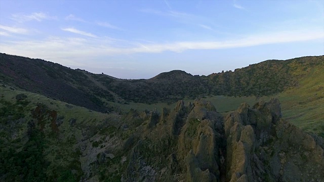 鸟瞰图Baengnokdam(火山口湖)在Hallasan山顶视频素材