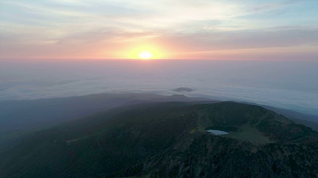 鸟瞰图Baengnokdam(火山口湖)在Hallasan山顶日出视频素材