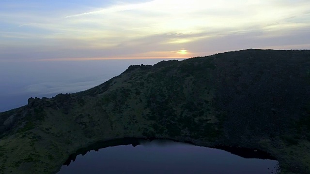 鸟瞰图Baengnokdam(火山口湖)在Hallasan山顶日出视频素材