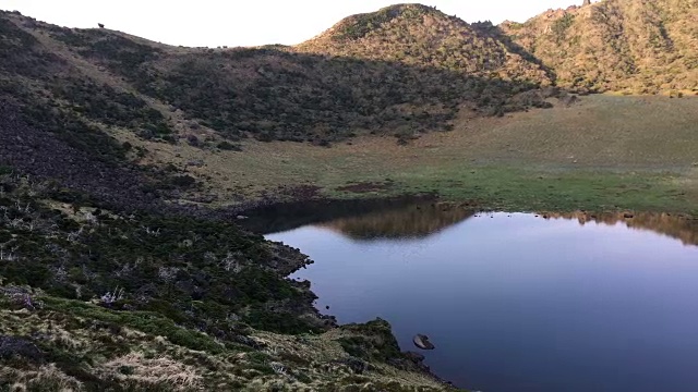 Hallasan山顶的Baengnokdam火山口湖景观视频素材