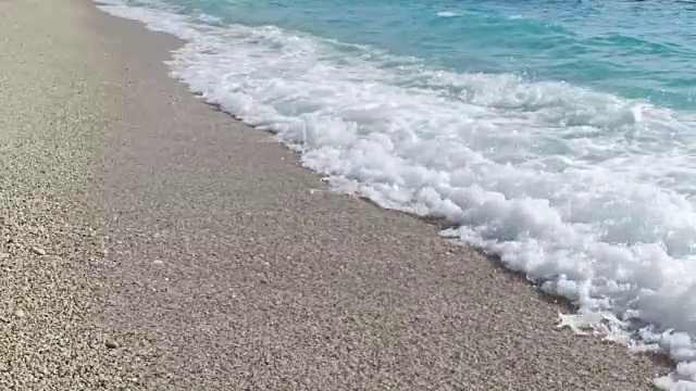 慢镜头的海浪拍打着海滩视频素材