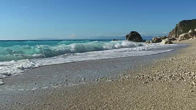 慢镜头的海浪拍打着海滩视频素材