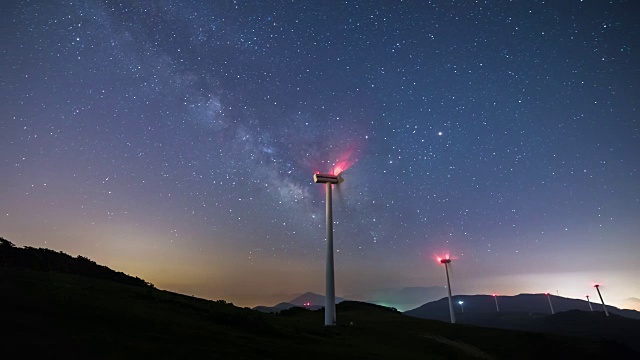 在Seonjaryeong山脉的夜景涡轮机旋转和银河视频素材