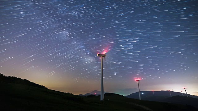 在Seonjaryeong山脉的夜景涡轮机旋转和星星小径视频素材