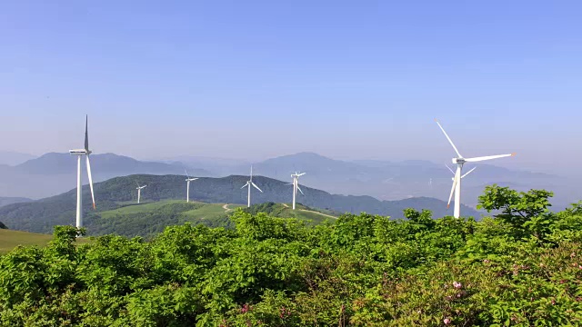 在Seonjaryeong山脉风力涡轮机旋转视频素材