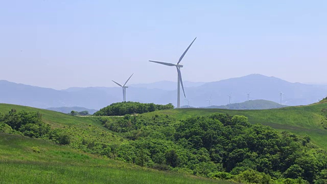 在Seonjaryeong山脉风力涡轮机旋转视频素材