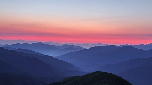 基里桑国家公园Baemsagol山谷的日出景观视频素材