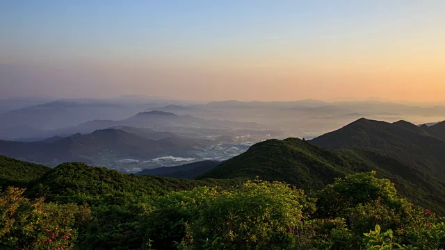 从奇里桑国家公园的万宝台峰俯瞰班雅邦峰视频素材