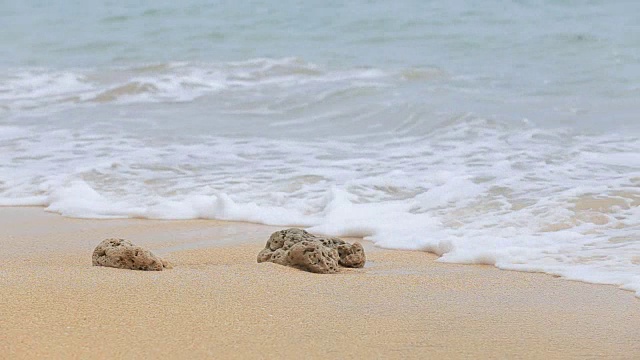 海滩上的石头视频素材