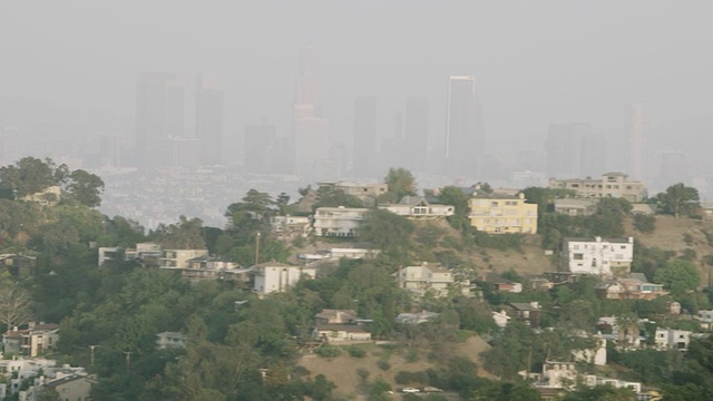 WS鸟瞰图的城市景观与山，摩天大楼在背景视频素材