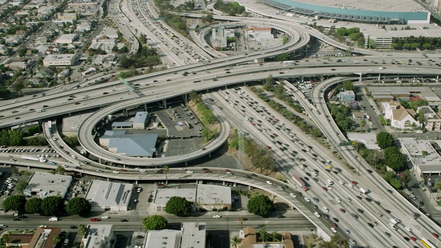 WS鸟瞰图的城市景观与道路交汇处和摩天大楼视频素材