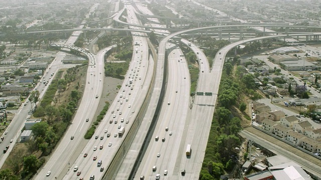 WS鸟瞰图的城市景观与车辆在道路上移动视频素材