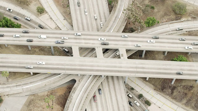 交通阻塞路口鸟瞰图视频素材