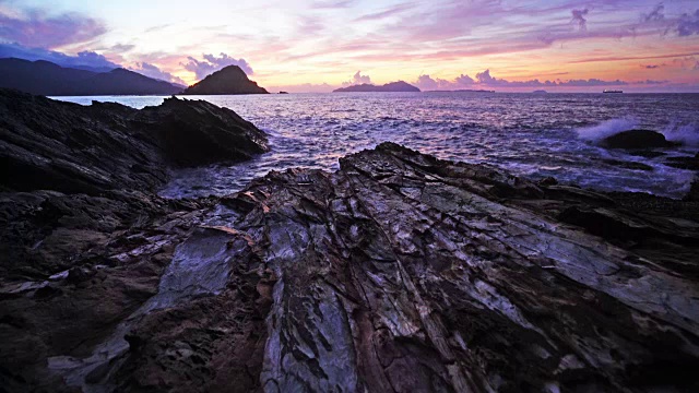 平静的海浪拍打着多岩石的海岸视频素材