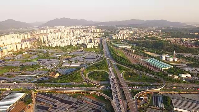 Gangil IC的交通鸟瞰图和城市景观视频素材