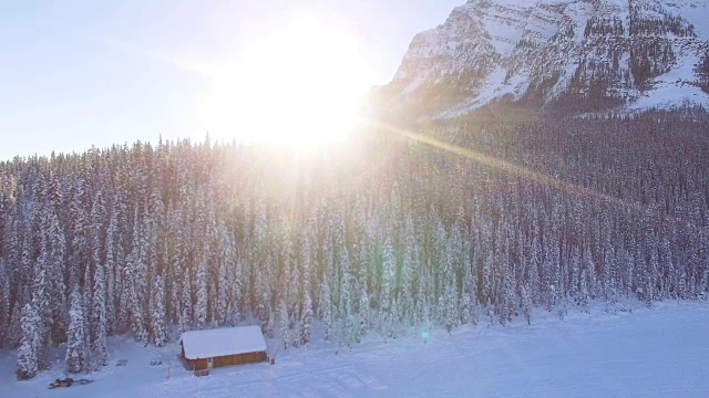 班夫国家公园的森林和路易斯湖的雪景视频素材