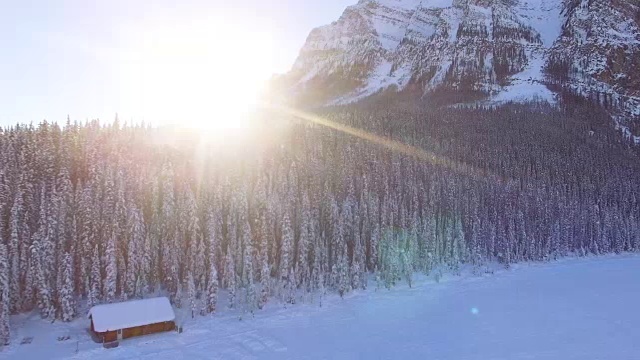 班夫国家公园的森林和路易斯湖的雪景视频素材