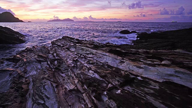 平静的海浪拍打着多岩石的海岸视频素材