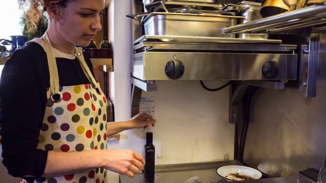 CU女厨师在餐厅厨房准备食物视频素材