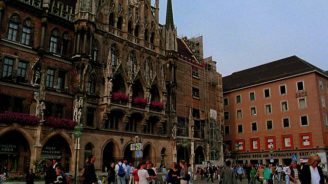 低角度PAN向上倾斜Neues Rathaus + Mariensaule /向下倾斜，向上倾斜Marienplatz，德国慕尼黑视频素材