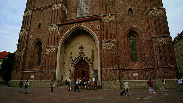 低角度倾斜向上倾斜从人行道和人倾斜到Frauenkirche /慕尼黑的塔，德国视频素材