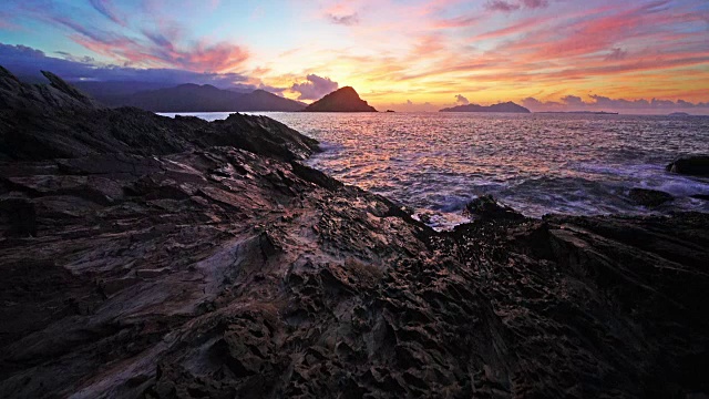 平静的海浪拍打着多岩石的海岸视频素材