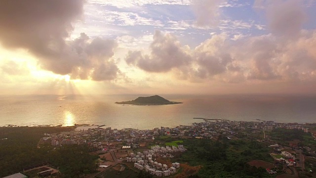 日落时分的比阳多岛和哈林厄普村的海景视频素材