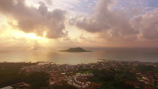 日落时分的比阳多岛和哈林厄普村的海景视频素材