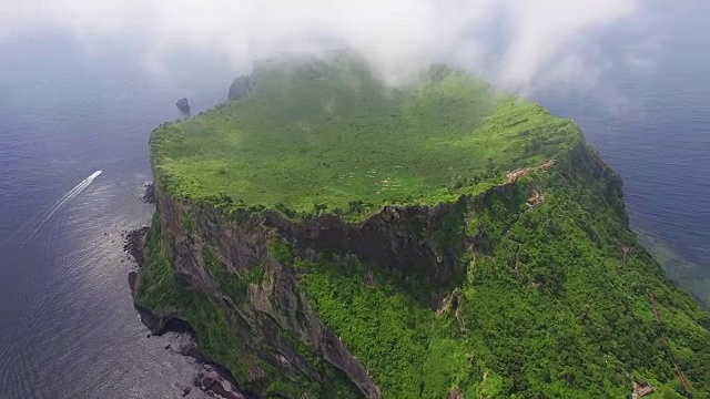 城山一泉峰悬崖鸟瞰图(联合国教科文组织世界遗产)视频素材