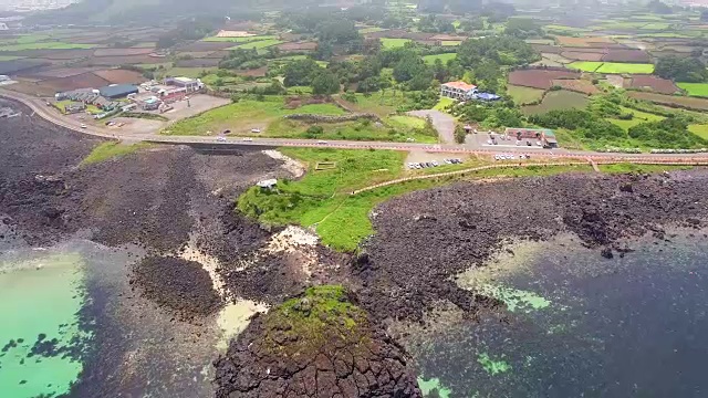 鸟瞰图的大海和村庄在西浦视频素材