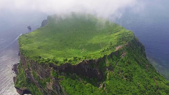 城山一泉峰悬崖鸟瞰图(联合国教科文组织世界遗产)视频素材