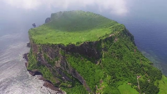 城山一泉峰悬崖鸟瞰图(联合国教科文组织世界遗产)视频素材