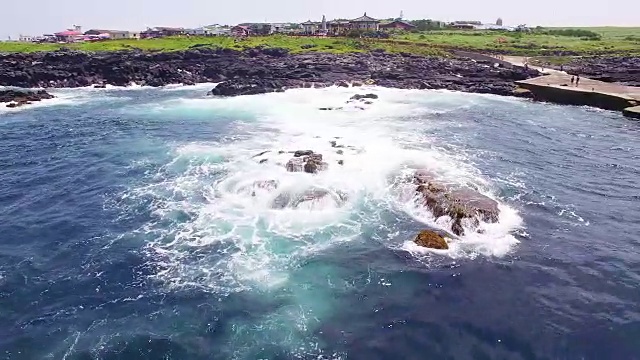 马拉多岛的柱状接头海景视频素材