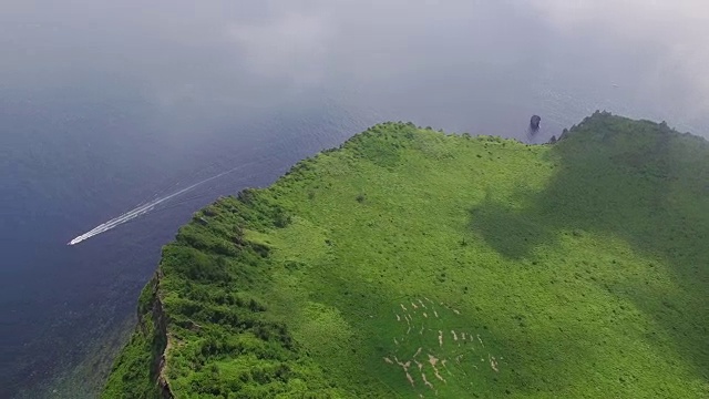 城山一泉峰悬崖鸟瞰图(联合国教科文组织世界遗产)视频素材