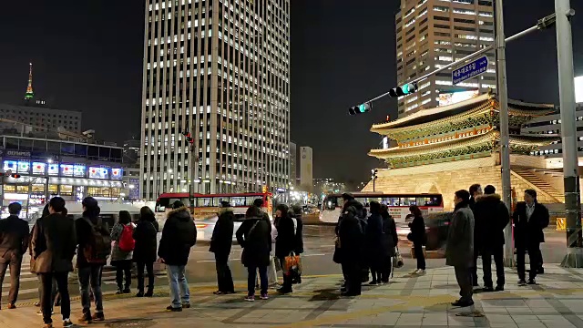 夜间行人穿过阳光门(韩国国宝1号)附近的道路视频素材