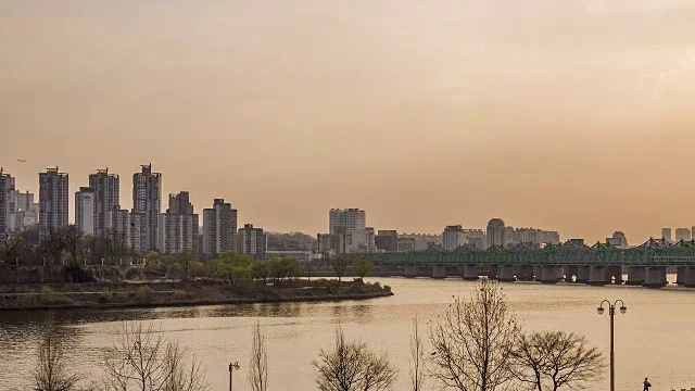 日落至夜景汉江cheolgyo(铁路桥)远处Yeongdeungpo-gu的Yeouido 63楼视频素材