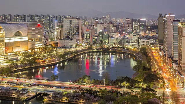 日落到夜景的石泉湖樱花和城市景观视频素材