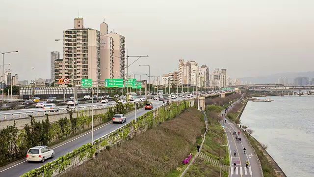 汉江畔的江边高速公路上，从白天到夜晚的交通景象视频素材