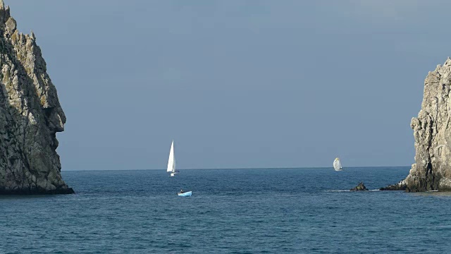 礁石在海上和帆船比赛视频素材