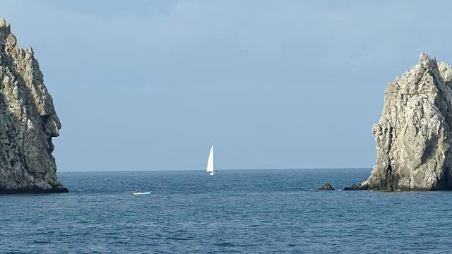 帆船赛在大海的岩石里视频素材