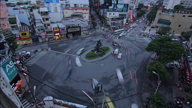 车辆在胡志明市环岛上行驶的延时镜头。视频素材