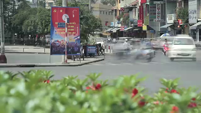 车辆在胡志明市中心的一条路上行驶的延时镜头。视频素材