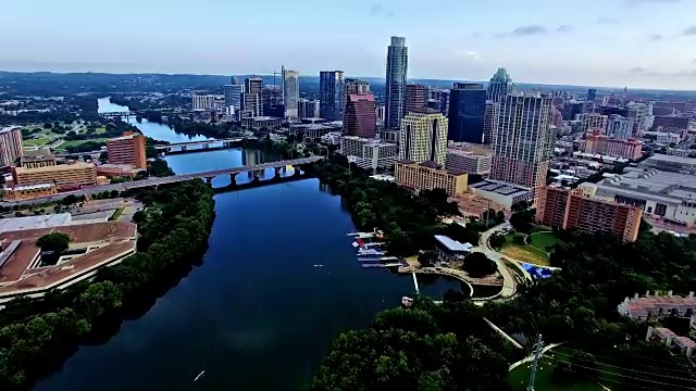 高在德克萨斯奥斯汀平静宁静的早晨日出空湖蓝色天堂城市景观天际线完美4K视频素材