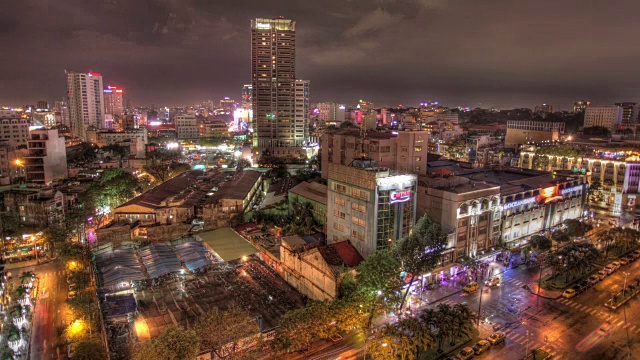 在胡志明市上空拍摄的夜晚时光流逝。视频素材